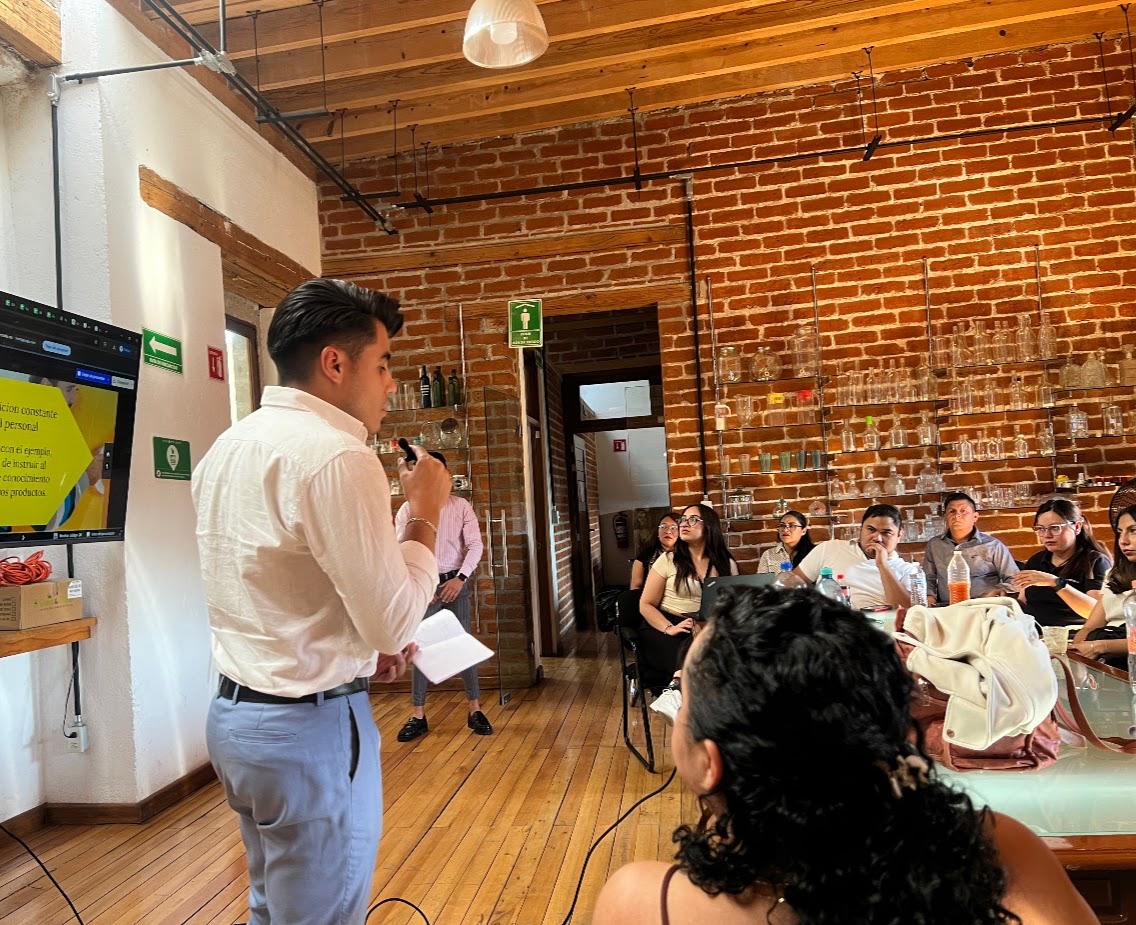 Josué Sanchezlara impartiendo una capacitación a colaboradores