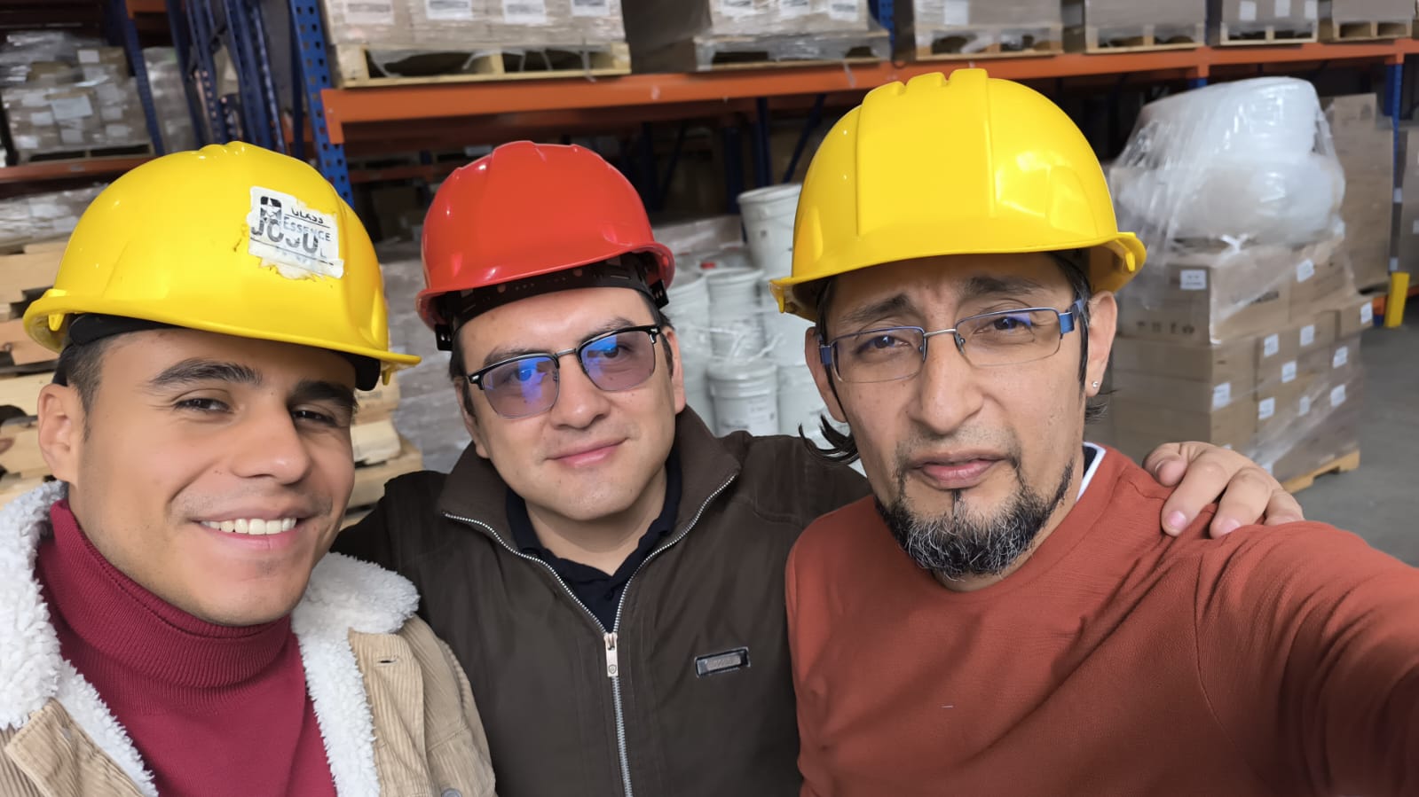 Josué Sanchezlara con colaboradores durante una actividad operativa