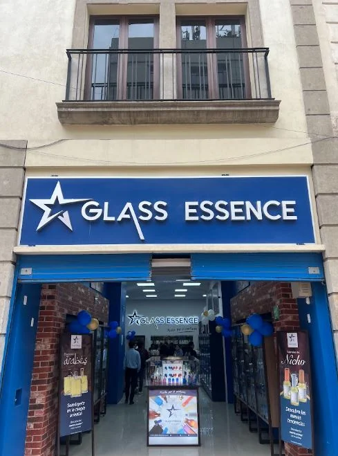 Fachada renovada de Glass Essence