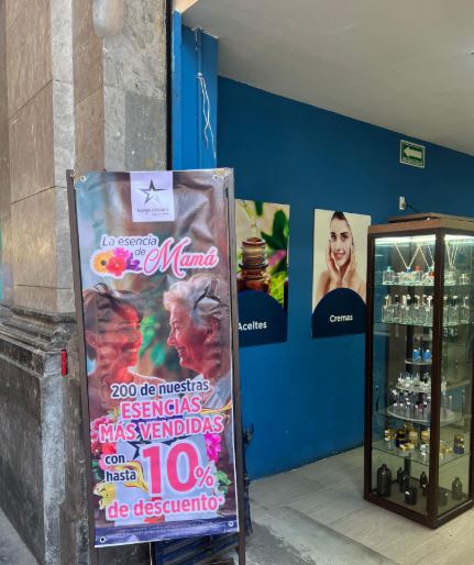 Lona de campaña La esencia de Mamá instalada en punto de venta